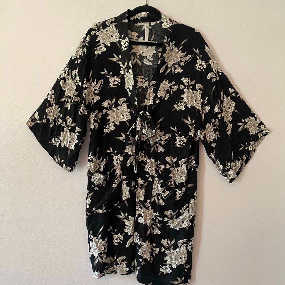Spiritual Gangster Black White Floral Short Robe Kimono Lightweight One Size